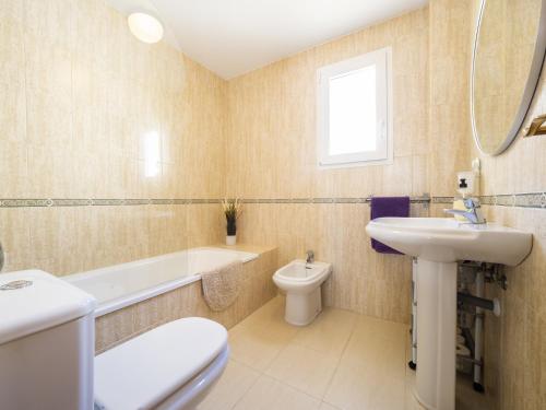 A bathroom at Cubo's La Terraza del Mar