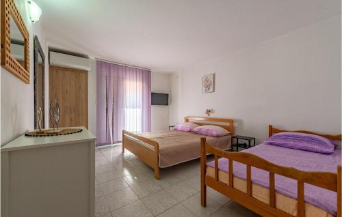 1 dormitorio con 2 camas y cocina con encimera en Stunning Apartment In Sveti Filip I Jakov With Kitchen, en Sveti Filip i Jakov