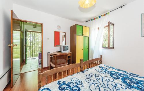 Un pat sau paturi într-o cameră la Nice Home In Siveric With Wifi