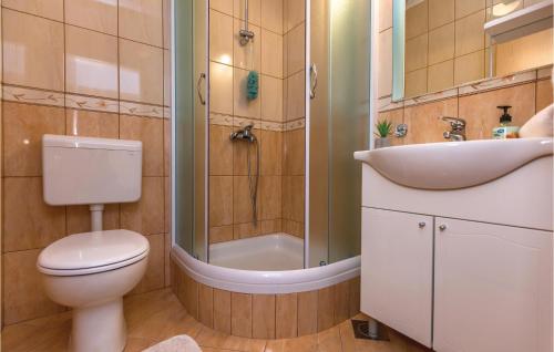 Koupelna v ubytování Gorgeous Apartment In Baska Voda With Wifi