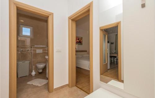 Koupelna v ubytování 1 Bedroom Nice Apartment In Makarska