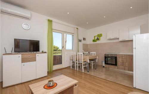 Kuchyňa alebo kuchynka v ubytovaní Lovely Apartment In Makarska With Wifi