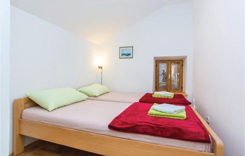 Duas camas num quarto com paredes brancas em Gorgeous Home In Krusevo With House A Panoramic View em Kruševo