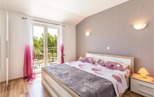 Una cama o camas en una habitación de 3 Bedroom Lovely Home In Sestanovac