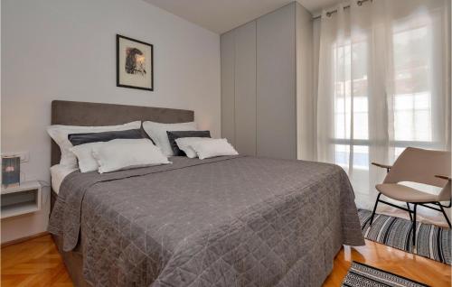 Postel nebo postele na pokoji v ubytování 3 Bedroom Gorgeous Home In Makarska