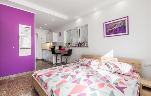 um quarto com uma cama e uma parede roxa em Nice Apartment In Rukavac With Kitchen em Rukavac