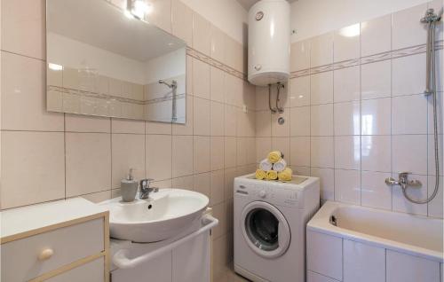 Ett badrum på 3 Bedroom Nice Apartment In Kastel Gomilica