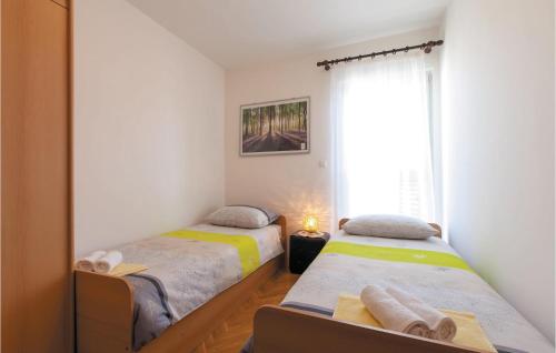 מיטה או מיטות בחדר ב-3 Bedroom Nice Apartment In Kastel Gomilica