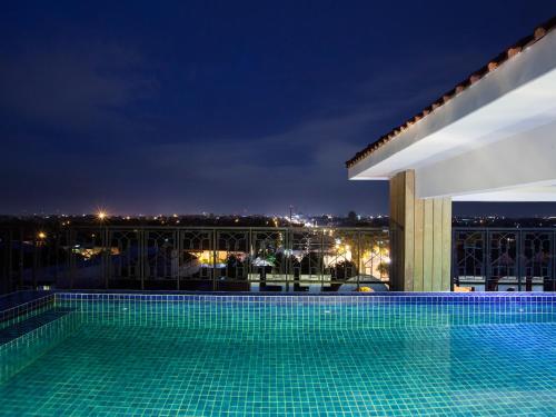 Bazén v ubytování The Cube Hotel Malioboro, Azana Hotels Collection nebo v jeho okolí
