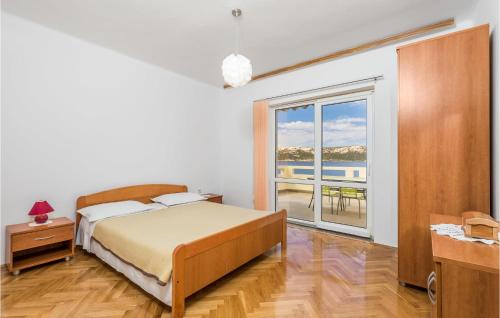 Tempat tidur dalam kamar di 2 Bedroom Beautiful Apartment In Stara Novalja