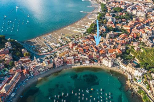 una vista aérea de una playa y el océano en Carruggio 151-3, en Sestri Levante