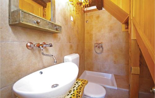 Kylpyhuone majoituspaikassa Amazing Home In Tucepi With Jacuzzi