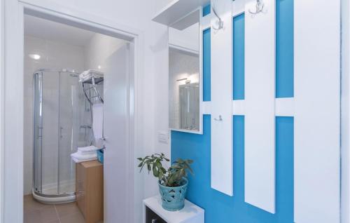 uma casa de banho com um chuveiro e um vaso de plantas em Nice Home In Lupoglav With Kitchen em Lupoglav