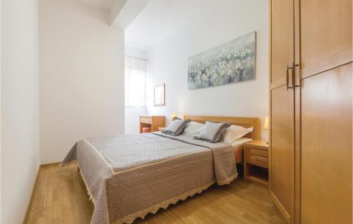 Postel nebo postele na pokoji v ubytování Stunning Apartment In Makarska With Kitchen