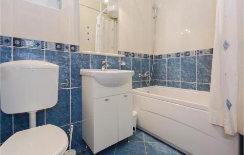 Koupelna v ubytování Stunning Apartment In Makarska With Kitchen