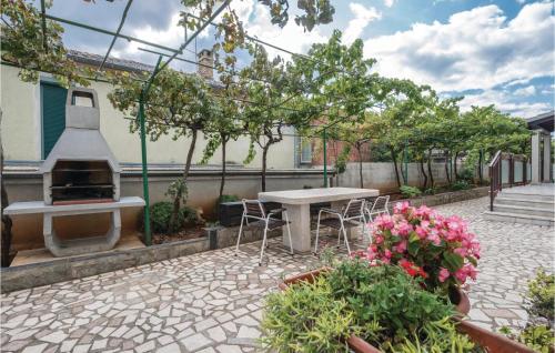 1 Bedroom Cozy Apartment In Pula