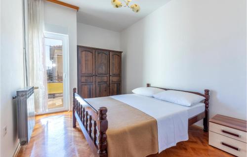 Letto o letti in una camera di 3 Bedroom Cozy Apartment In Kastel Luksic