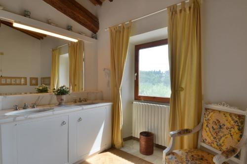 uma casa de banho com 2 lavatórios e uma grande janela em Fattoria il Leccio - Elegant Suite on Florence Hills em Fiesole