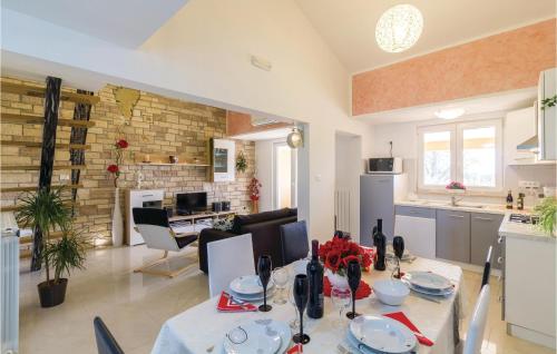 Kuchyň nebo kuchyňský kout v ubytování 3 Bedroom Beautiful Home In Frkeci