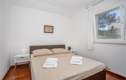 A bed or beds in a room at Cozy Apartment In Malinska With Wifi