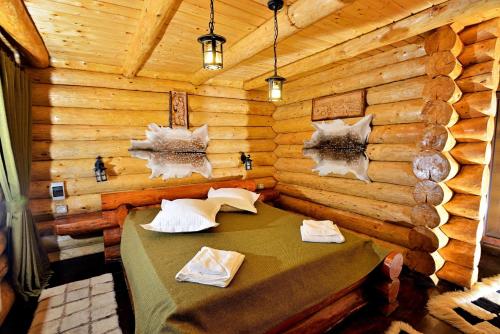 a room with a table in a log cabin at Complex Stejarul in Tuluceşti