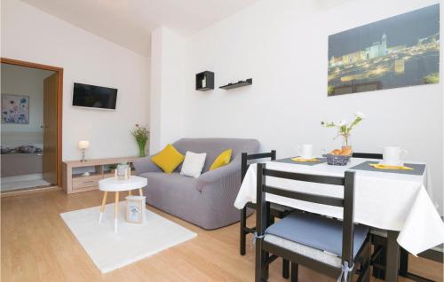 TV a/nebo společenská místnost v ubytování One-Bedroom Apartment In Podgradina