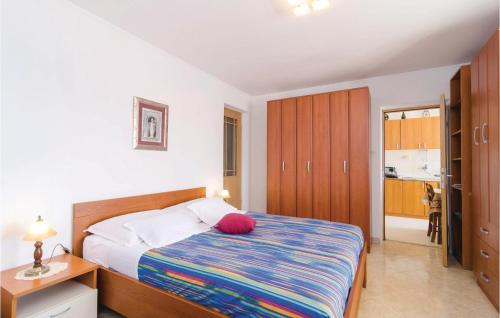 Un dormitorio con una cama con una almohada roja. en Stunning Apartment In Gruda With Wifi, en Gruda