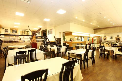烏來區的住宿－泉世界溫泉會館，一间餐厅,房间内设有白色的桌椅