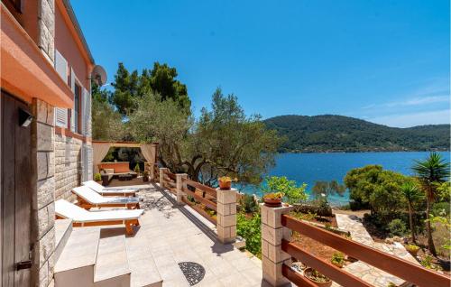 een patio met stoelen en uitzicht op het water bij Holiday Home Sokolic Bb Cr in Vela Luka