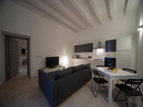 een woonkamer met een bank en een tafel bij Tabula Maris B&B in Trani