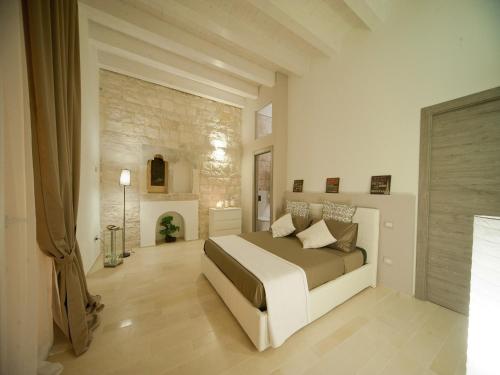 1 dormitorio con 1 cama grande y chimenea en Tabula Maris B&B, en Trani