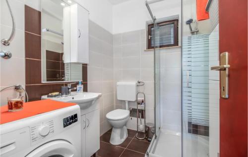 Donji Zagon的住宿－3 Bedroom Stunning Apartment In Novi Vinodolski，浴室配有卫生间、盥洗盆和淋浴。