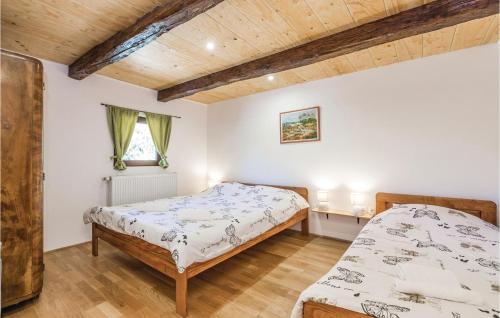 Tempat tidur dalam kamar di Stunning Home In Tounj With House A Panoramic View