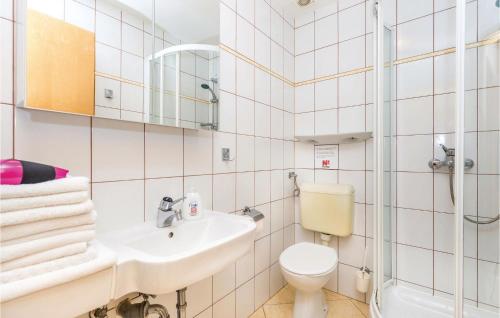 ห้องน้ำของ Nice Apartment In Volosko With Kitchen