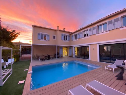 une villa avec une piscine et une maison dans l'établissement Villa Acacias - Au coeur de Saint-Tropez, à Saint-Tropez