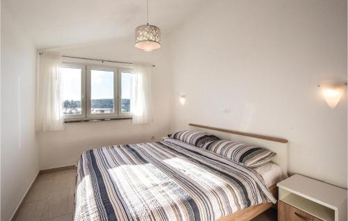 Ένα ή περισσότερα κρεβάτια σε δωμάτιο στο Lovely Apartment In Veli Rat With Kitchen