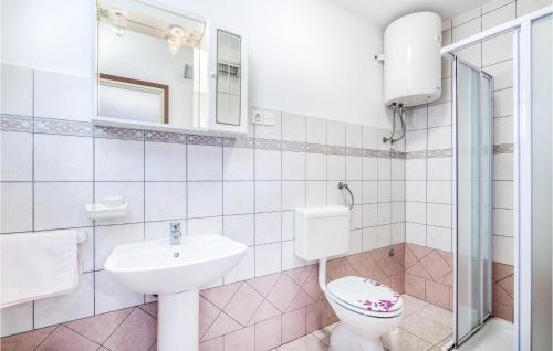 a bathroom with a toilet and a sink at Beautiful Apartment In Jurandvor With Kitchen in Jurandvor