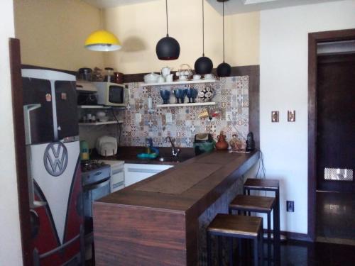サルバドールにあるFlat Atantic City Apart Hotel Barra ondina Em Salvadorのキッチン(冷蔵庫、カウンタートップ付)