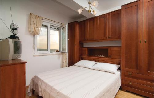 Ένα ή περισσότερα κρεβάτια σε δωμάτιο στο Stunning Home In Podstrana With 2 Bedrooms And Wifi