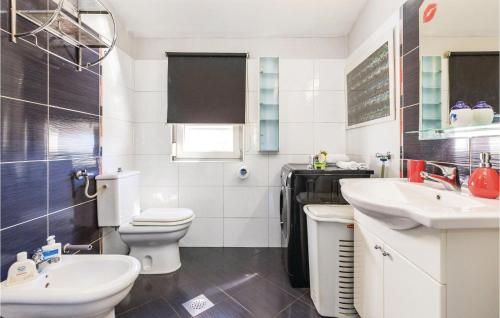 uma casa de banho com um WC e um lavatório em Stunning Home In Cavle With Outdoor Swimming Pool em Čavle