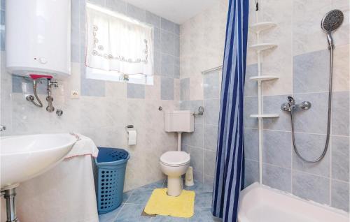 Ванна кімната в Beautiful Home In Kaluderovac With Wifi