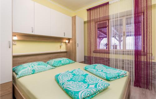 Легло или легла в стая в Nice Apartment In Sveti Juraj With 2 Bedrooms And Wifi