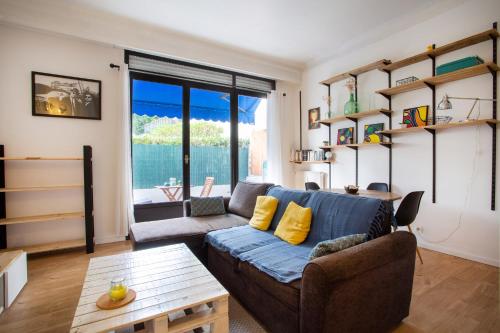 un salon avec un canapé et une table dans l'établissement Apartment 10 minutes from the tram and the sea, à Nice