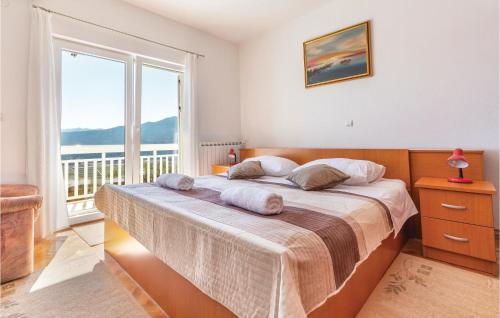 Katil atau katil-katil dalam bilik di Gorgeous Home In Veliki Prolog With Kitchen