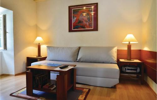 Un lugar para sentarse en Amazing Apartment In Dubrovnik With 2 Bedrooms And Wifi