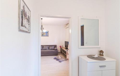 Posezení v ubytování 1 Bedroom Cozy Apartment In Trogir