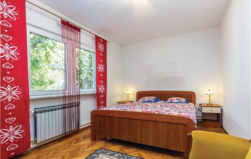 una camera con letto e finestra di 3 Bedroom Cozy Apartment In Kostrena a Kostrena (Costrena)