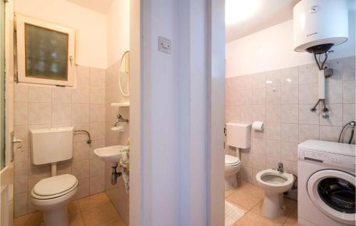 A bathroom at Nice Apartment In Pula With 2 Bedrooms, Jacuzzi And Wifi