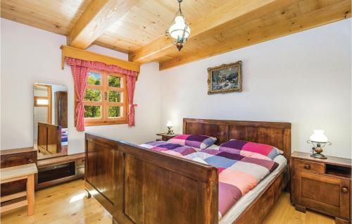 - une chambre avec un grand lit en bois dans l'établissement 2 Bedroom Cozy Home In Perusic, à Perušić