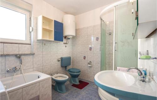 Kylpyhuone majoituspaikassa 2 Bedroom Stunning Apartment In Crikvenica